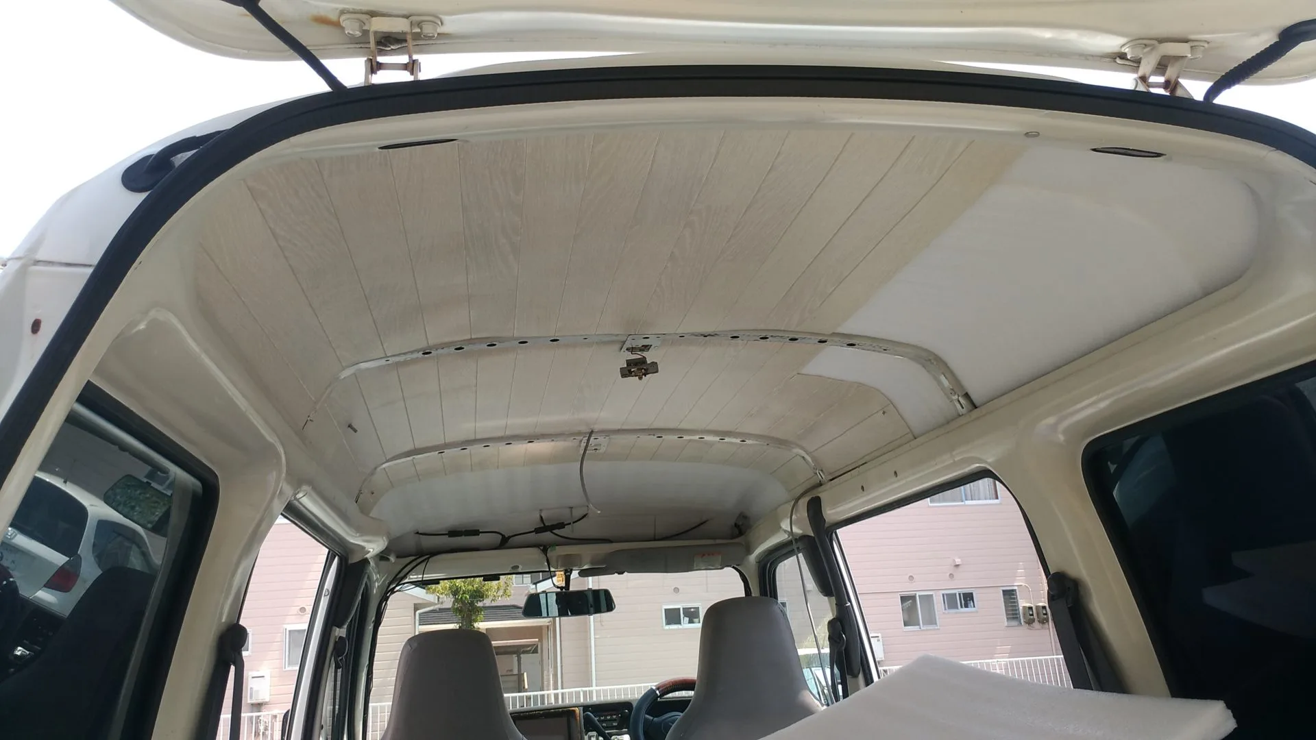 車中泊に欠かせない 車内の天井内張りを剥がしてledテープライトで照らす Teamseekなかむら 車中泊に欠かせない 車内の天井内張りを剥がしてledテープライトで照らす Teamseekなかむら