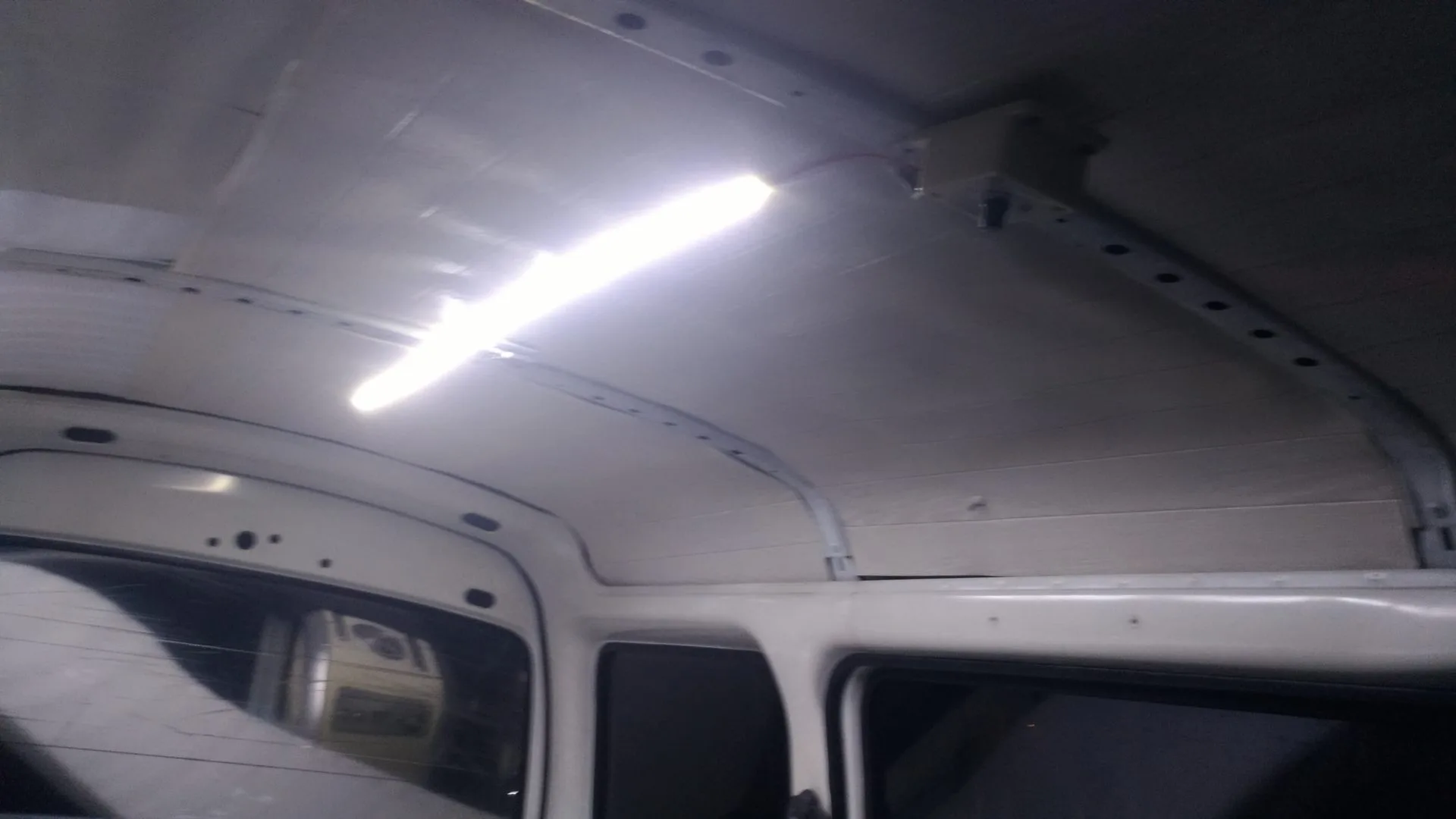 車中泊に欠かせない 車内の天井内張りを剥がしてledテープライトで照らす Teamseekなかむら