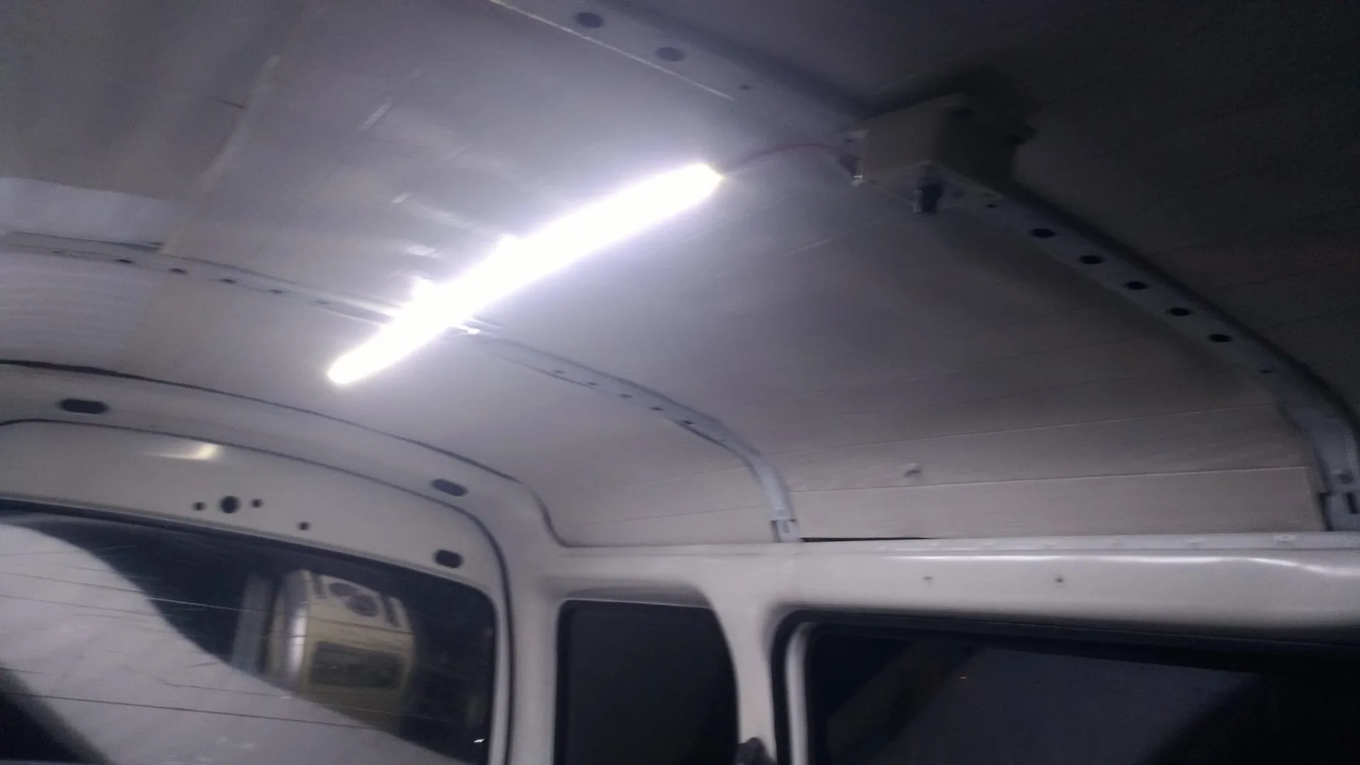 車中泊に欠かせない 車内の天井内張りを剥がしてledテープライトで照らす Teamseekなかむら 車中泊に欠かせない 車内の天井内張りを剥がしてledテープライトで照らす Teamseekなかむら