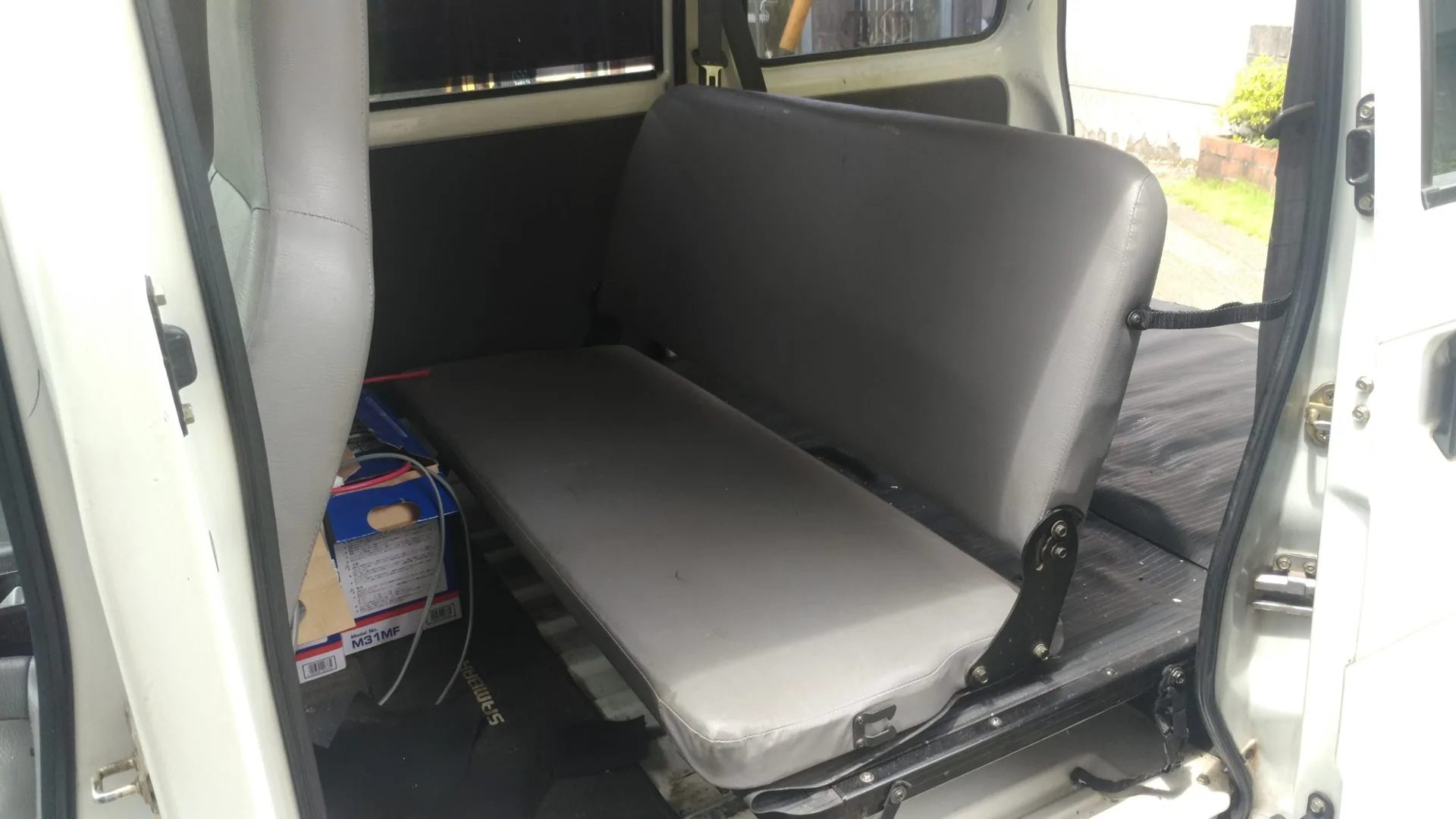 サンバーのリアシートを取り外して荷室スッキリ リアシートベルトも取り外して構造変更対応 Teamseekなかむら サンバーのリアシートを取り外して荷室スッキリ リアシートベルトも取り外して構造変更対応 Teamseekなかむら