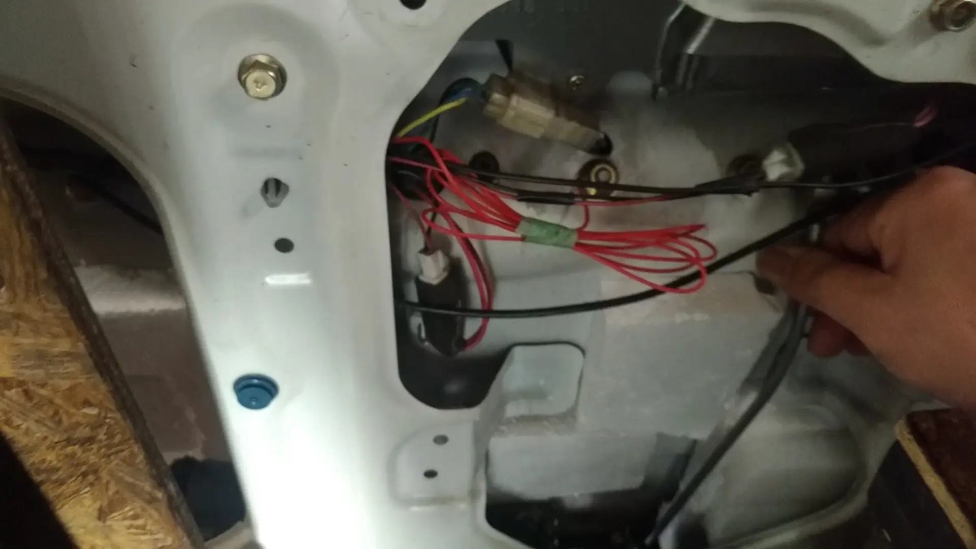 サンバーバンのリアハッチを車内から開けたい ドアロックとバックドアオープナーのdiy Teamseekなかむら