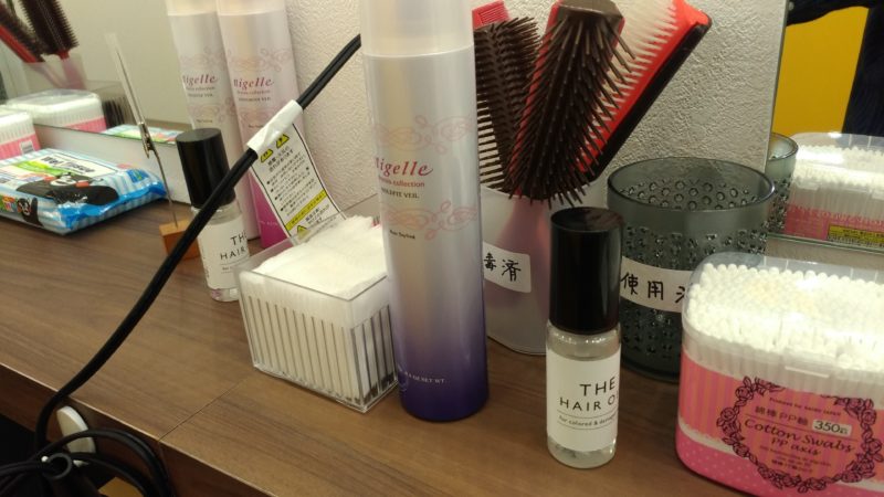 ヘアスプレー、クシ、ドライヤー