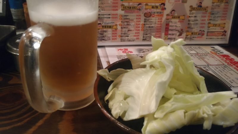 ビールとお通しのキャベツ