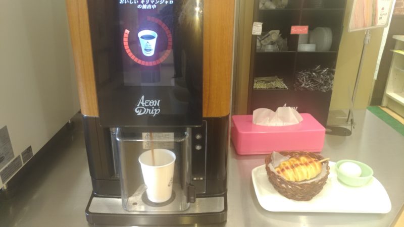 コーヒーを機械でカップに注ぐ
