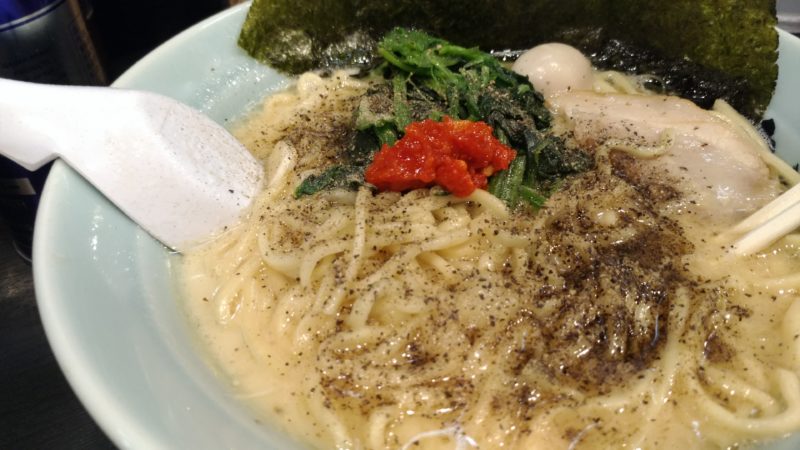 胡椒と豆板醤をラーメンに投入