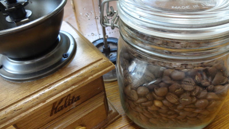 コーヒー豆を瓶に移し替える