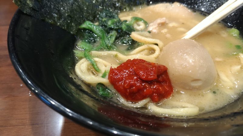 ラーメンに豆板醤を投入