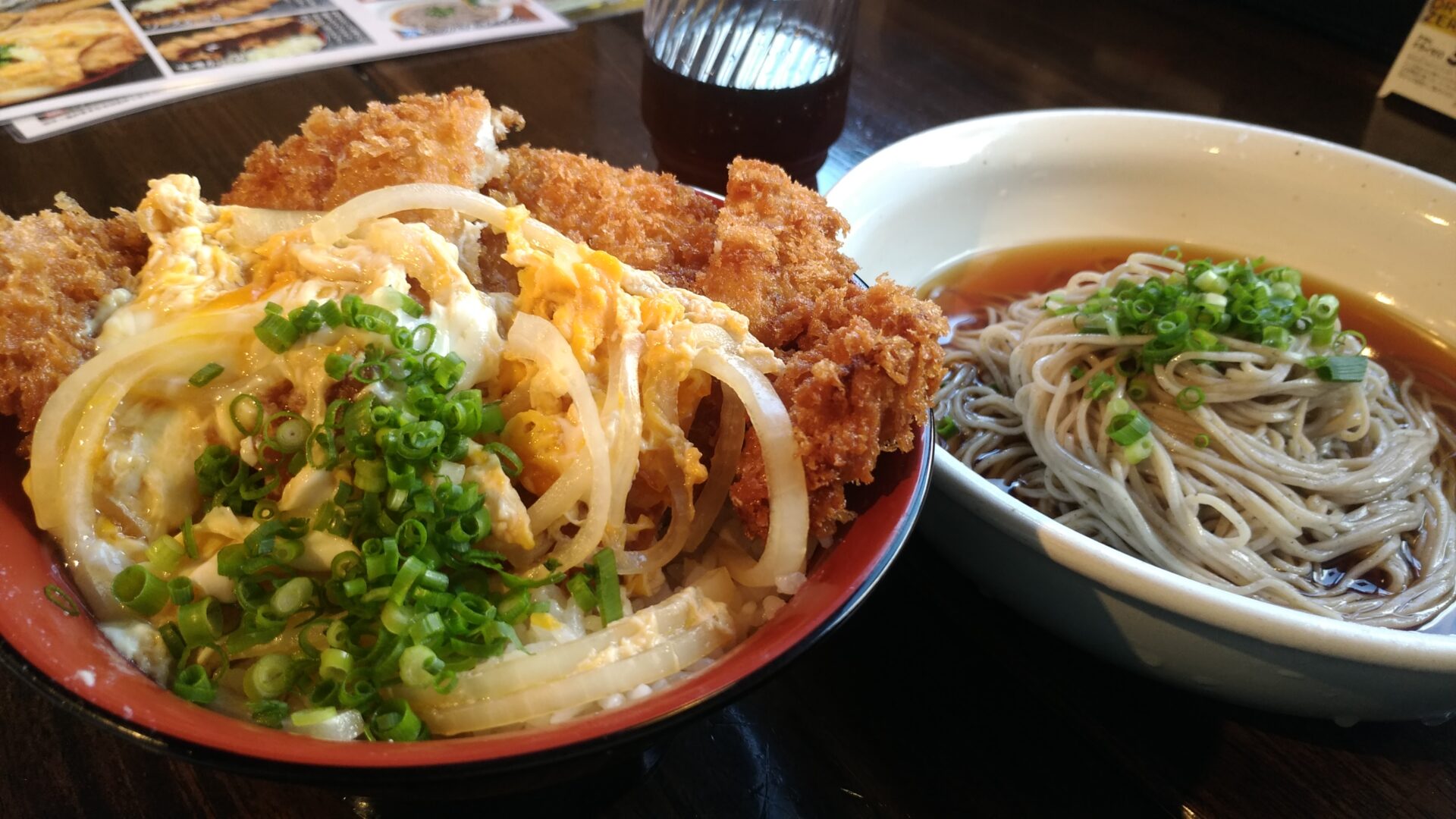 鐘庵のランチ「卵かつ丼とぶっかけそばセット」