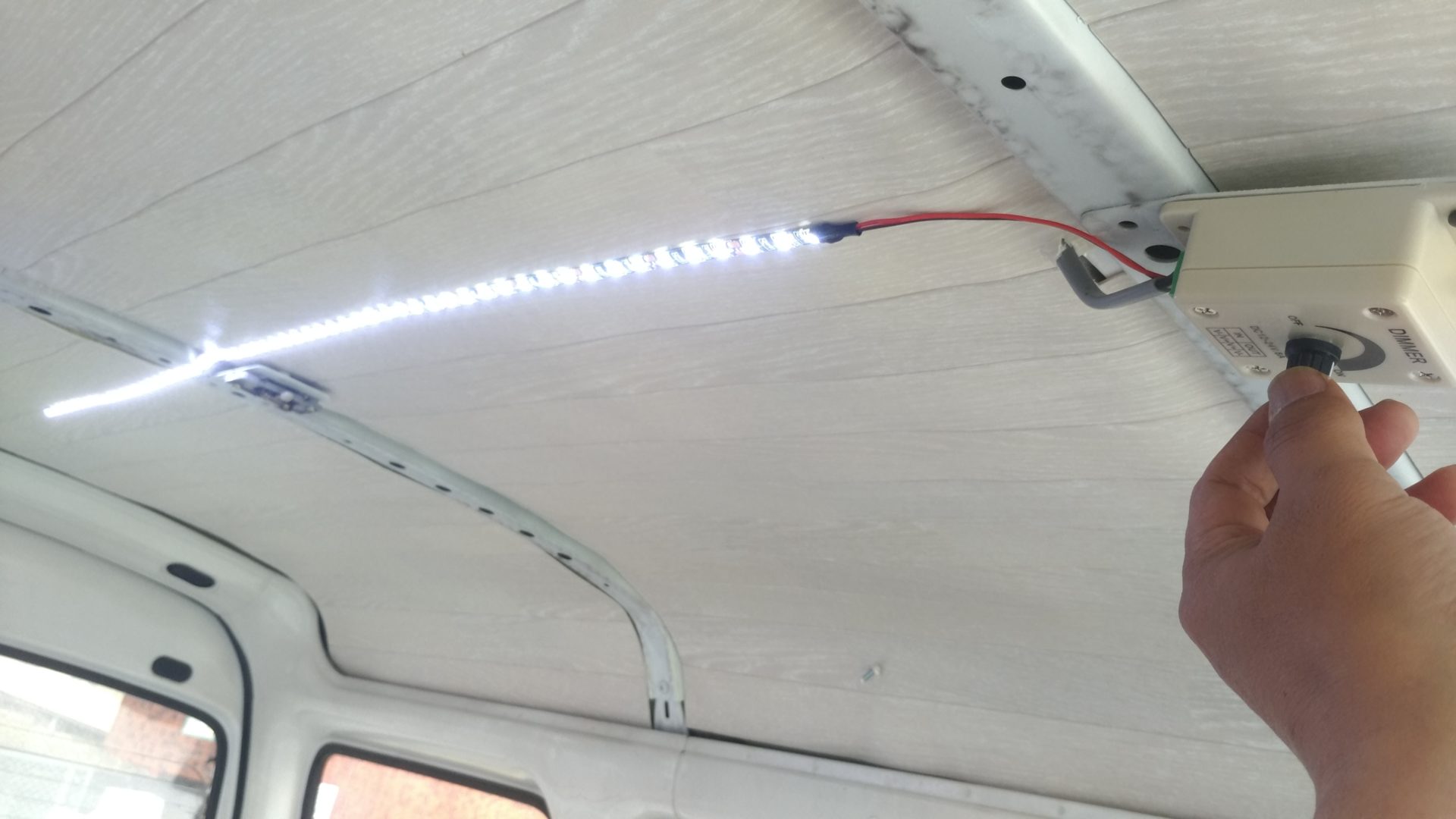 車中泊に欠かせない 車内の天井内張りを剥がしてledテープライトで照らす Teamseek
