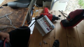ニューエラー社の走行充電器の取り付け。走ることでサブバッテリーに