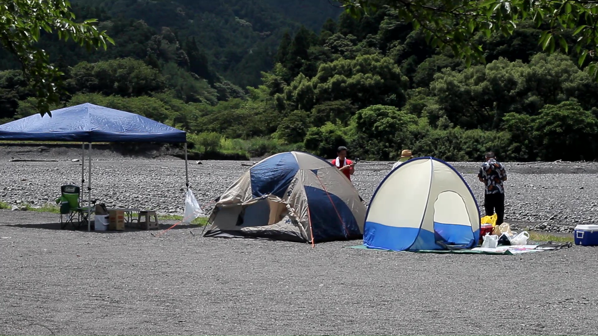 キャンプ場でテントとタープとオーブン